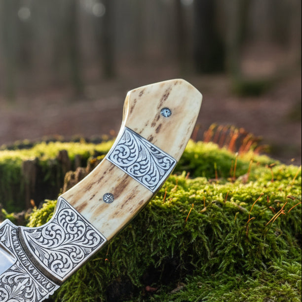 D2 Hunting Knife with Antler Handle - A Blend of Robustness and Natural Style - RFE Marketing Ventures